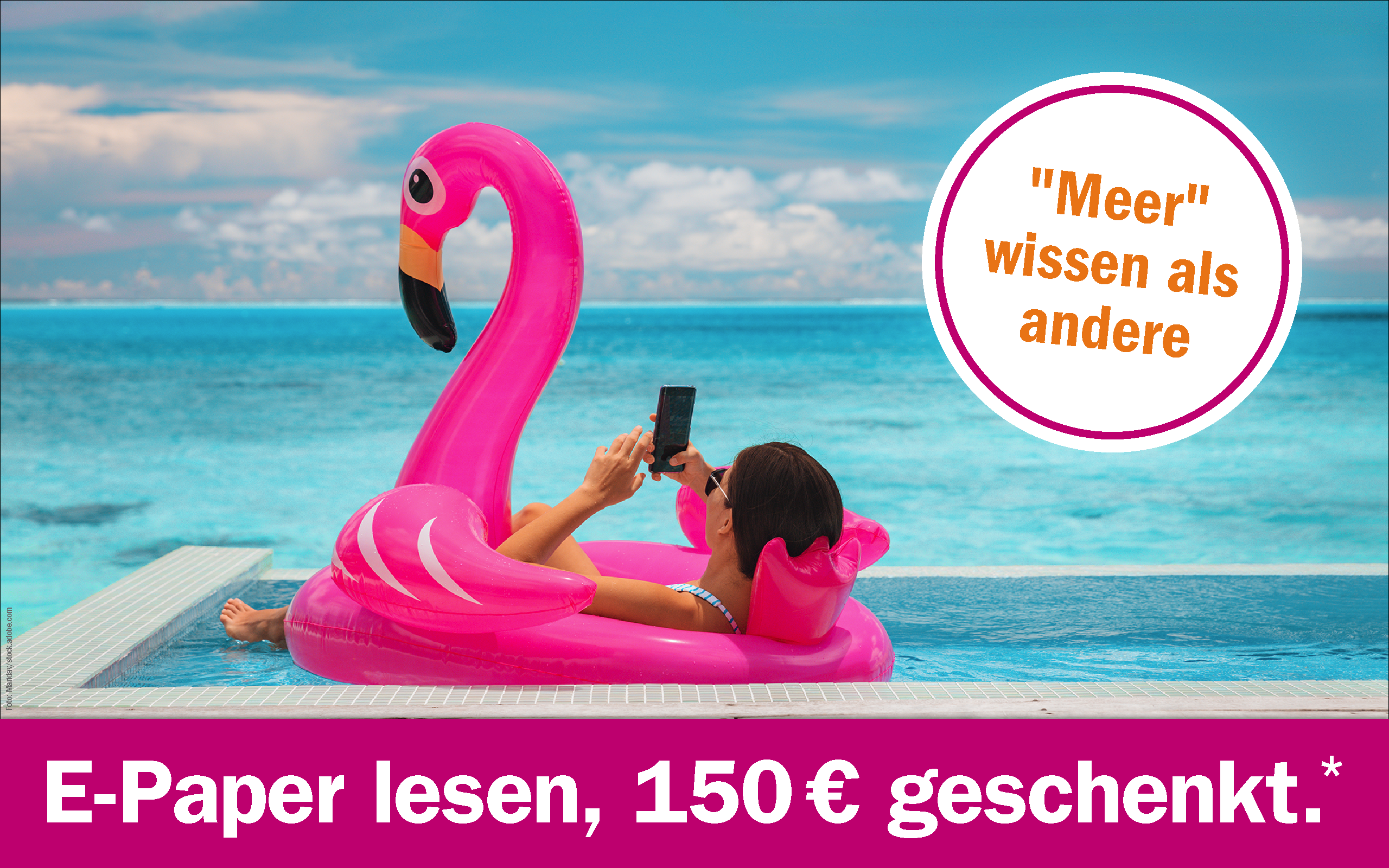 Frau im Pool auf Luftmatratze. E-Paper lesen, 150 € geschenkt.